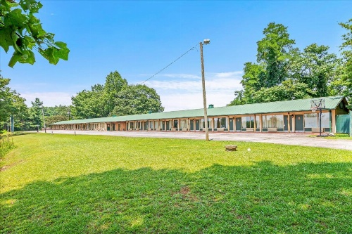 Early Blue Motel image 21